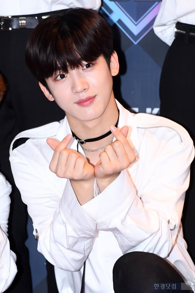 [포토] 엑스원 김요한, '팬들 마음 사로잡는 하트~'