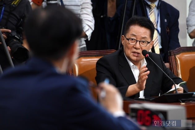 박지원 무소속 의원이 조국 법무부장관 후보자에게 검찰 수사에 대한 견해를 물었다. /사진=최혁 기자