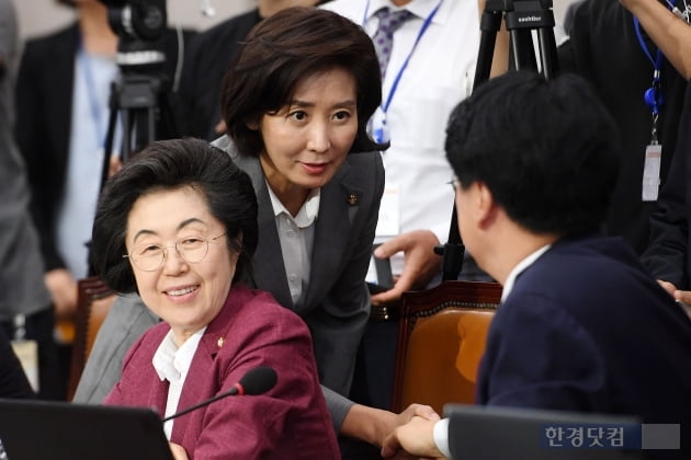 [포토] 조국 청문회장 찾아 자유한국당 의원들과 악수 나누는 나경원