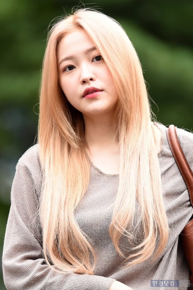 [포토] 레드벨벳 예리, '화려한 금발 뽐내며~'