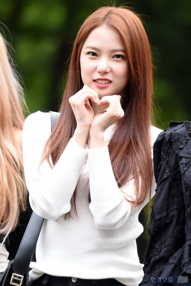 [포토] CLC 최유진, '깜찍한 미모 뽐내며 하트 발사~'