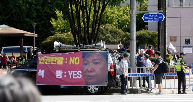 2년 5개월째 구속 수감 중인 박근혜 전 대통령이 왼쪽 어깨 수술을 받기 위해 입원한 16일 서울 반포동 서울성모병원에 지지자들이 집회를 열고 석방을 요구하고 있다. / 최혁 한경닷컴 기자 