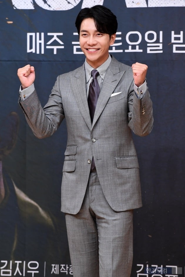 배우 이승기가 16일 오후 서울 목동 SBS사옥에서 열린 새 금토드라마 '배가본드'(극본 장영철, 정경순, 연출 유인식) 제작발표회에 참석해 포토타임을 갖고 있다. / 변성현 한경닷컴 기자 byun84@hankyung.com