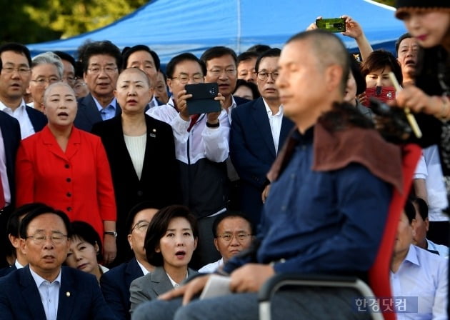 황교안 자유한국당 황교안 대표가 16일 오후 청와대 앞 분수대 광장에서 '조국 법무부 장관 파면 촉구' 삭발식을 하고 있다. 최혁 기자