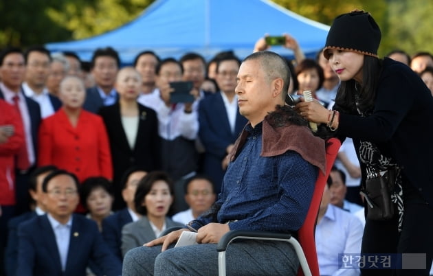 [포토] 자유한국당 의원들 앞에서 황교안 삭발