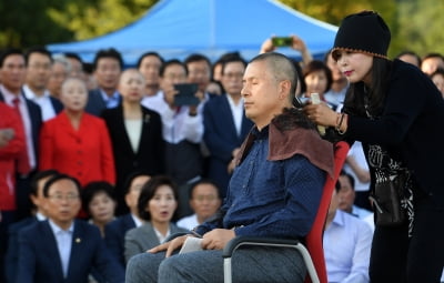 [포토] 자유한국당 의원들 앞에서 황교안 삭발