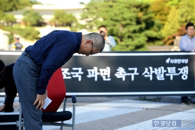 [포토] 조국 장관 파면 촉구 삭발투쟁하는 황교안