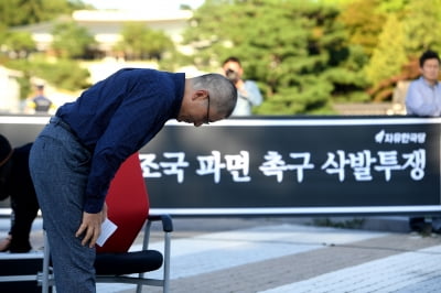 [포토] 조국 장관 파면 촉구 삭발투쟁하는 황교안