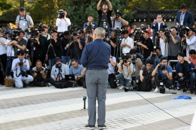 [포토] 삭발한 황교안 자유한국당 대표의 뒷모습