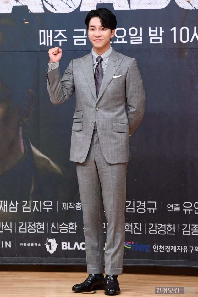 [포토] 이승기, '주먹 불끈 쥐고 멋지게~'