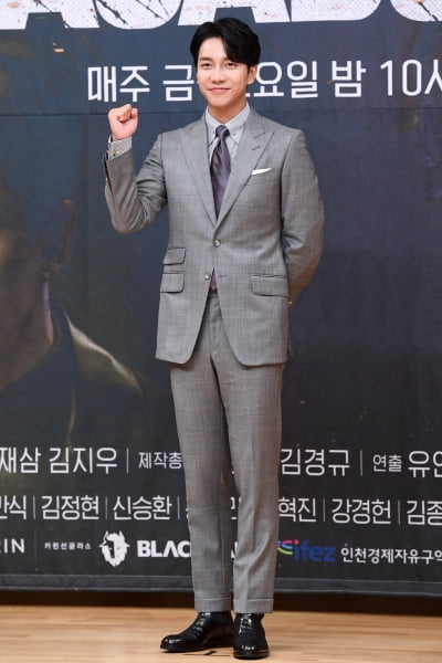 [포토] 이승기, '주먹 불끈 쥐고 멋지게~'