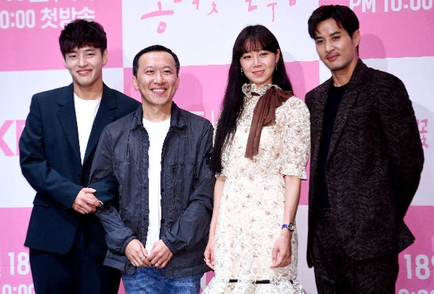 배우 강하늘, 차영훈 감독, 공효진, 김지석이 17일 오후 서울 신도림동 라마다 서울 신도림 호텔에서 열린 KBS 2TV 새 수목드라마 '동백꽃 필 무렵'(극본 임상춘, 연출 차영훈) 제작발표회에 참석해 포토타임을 갖고 있다. / 최혁 한경닷컴 기자 chokob@hankyung.com