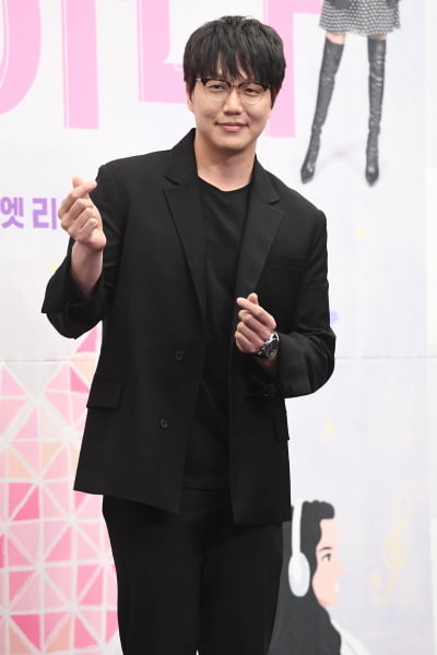  성시경, '멋지게 하트~'