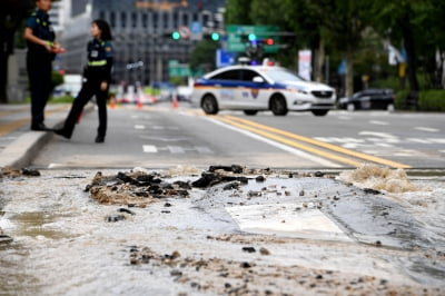 [포토] 상수도 파열로 물바다된 경찰청 앞 도로