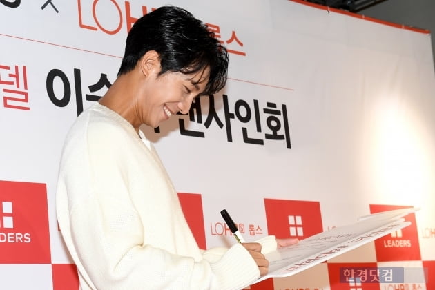 [포토] 이승기, '사인하는 모습도 훈훈하게'