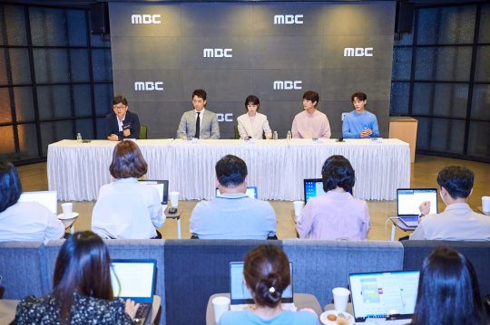 김근홍 PD(왼쪽부터), 배우 정지훈, 임지연, 곽시양, 신재하가 2일 오후 서울 상암동 MBC 사옥에서 열린 ‘웰컴2라이프’ 기자간담회에 참석했다./사진제공=MBC