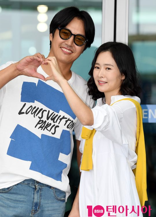 윤상현-메이비 부부가 3일 오전 커플 화보 촬영차 인천국제공항을 통해 베트남으로 출국하고 있다.