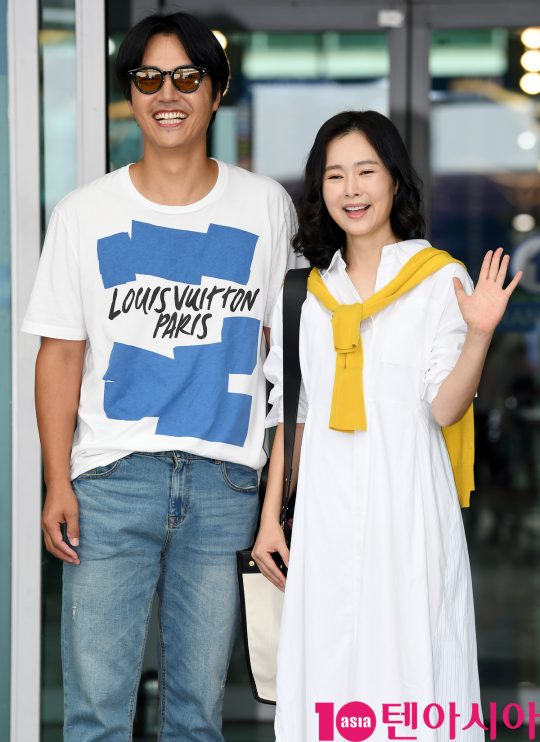 윤상현-메이비 부부가 3일 오전 커플 화보 촬영차 인천국제공항을 통해 베트남으로 출국하고 있다.