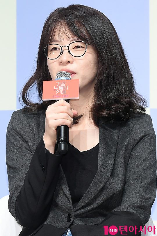 김한결 감독이 5일 오전 서울 신사동 CGV 압구정에서 열린 영화 ‘가장 보통의 연애’ 제작보고회에 참석해 인사말을 하고 있다.