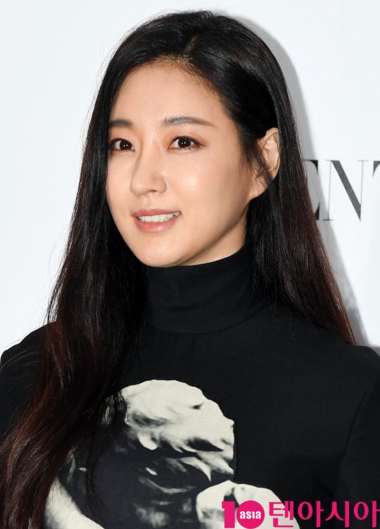 배우 김사랑이 5일 오후 서울 성동구 피어59스튜디오에서 열린 발렌티노의 포토콜 행사에 참석하고 있다.