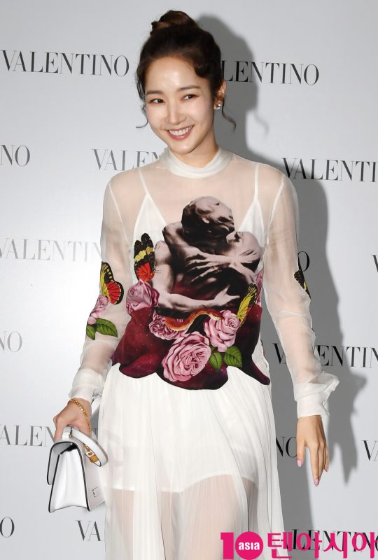 배우 박민영이 5일 오후 서울 성동구 피어59스튜디오에서 열린 발렌티노의 포토콜 행사에 참석하고 있다.