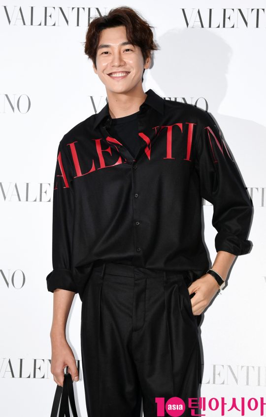 배우 김영광이 5일 오후 서울 성동구 피어59스튜디오에서 열린 발렌티노의 포토콜 행사에 참석하고 있다.