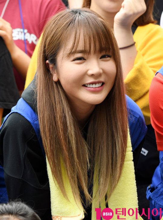 가수 홍진영이 6일 오전 서울 원지동 대원주말농장서 열린 제12기 행복공감봉사단 3차 봉사활동에 참석하고 있다.
