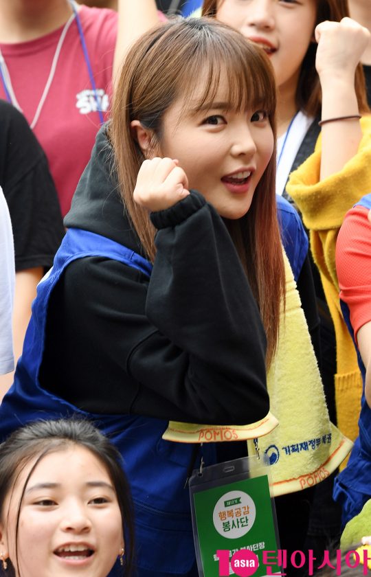 가수 홍진영이 6일 오전 서울 원지동 대원주말농장서 열린 제12기 행복공감봉사단 3차 봉사활동에 참석하고 있다.