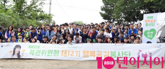 구윤철 기획재정부 제2차관, 조형섭 동행복권 대표, 복권홍보대사 겸 행복공감봉사단장인 가수 홍진영, 두리하나국제학교 탈북학생들이 6일 오전 서울 원지동 대원주말농장서 열린 제12기 행복공감봉사단 3차 봉사활동에 참석하고 있다.