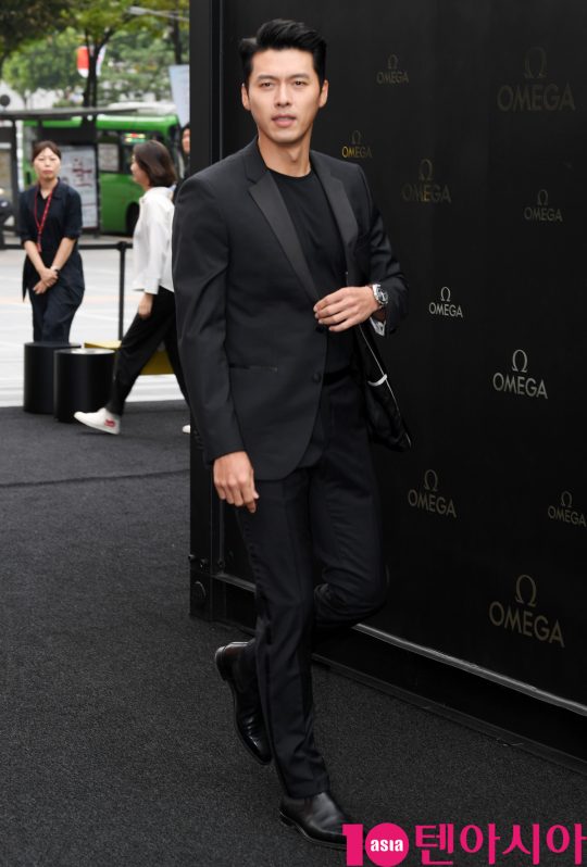배우 현빈이 9일 오후 서울 삼성동 코엑스 아티움에서 열린 오메가, ‘스피드마스터’ 아폴로 11 달 착륙 50주년 기념행사에 참석하고 있다.