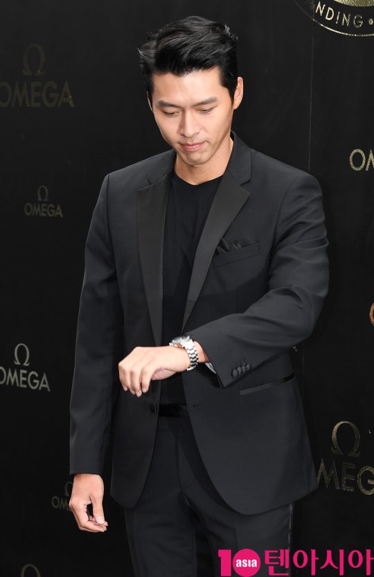 배우 현빈이 9일 오후 서울 삼성동 코엑스 아티움에서 열린 오메가, ‘스피드마스터’ 아폴로 11 달 착륙 50주년 기념행사에 참석하고 있다.