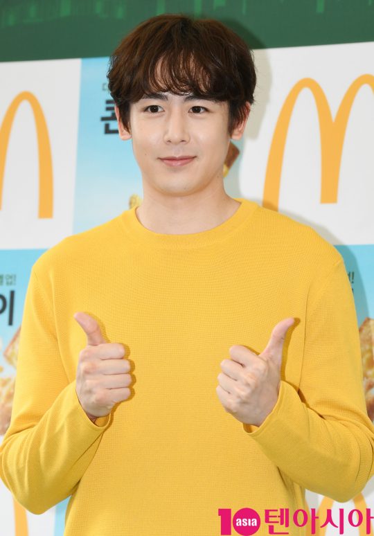 그룹 2PM의 닉쿤이 10일 오전 서울 상암동 맥도날드 상암DMC점 앞에서 열린 맥도날드 콘파이 출시행사에 참석하고 있다.