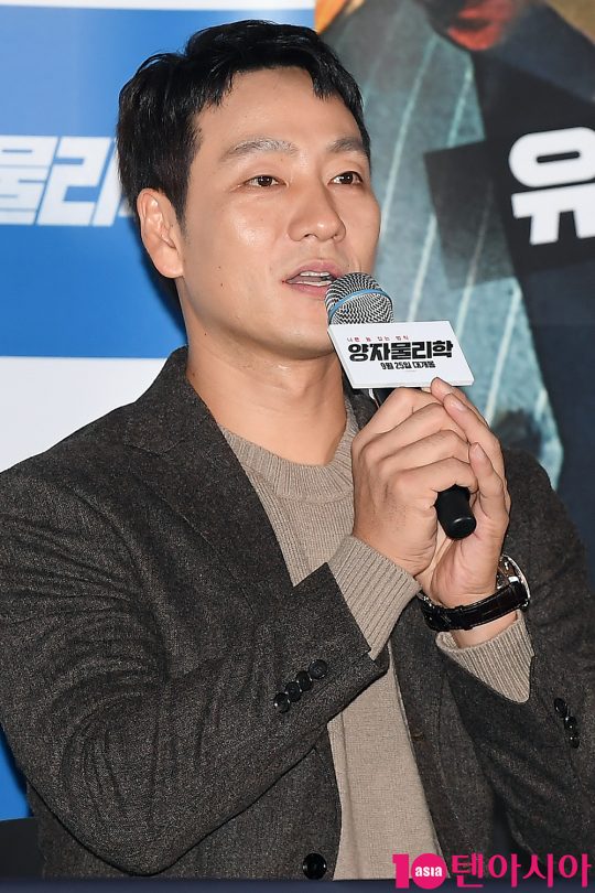 배우 박해수가 11일 오후 서울 용산 CGV 아이파크몰에서 열린 영화 ‘양자물리학’ 언론시사회에 참석해 인사말을 하고 있다.