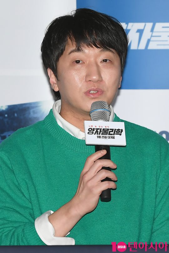 배우 이창훈이 11일 오후 서울 용산 CGV 아이파크몰에서 열린 영화 ‘양자물리학’ 언론시사회에 참석해 인사말을 하고 있다.