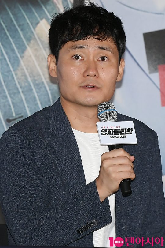 이성태 감독이 11일 오후 서울 용산 CGV 아이파크몰에서 열린 영화 ‘양자물리학’ 언론시사회에 참석해 인사말을 하고 있다.