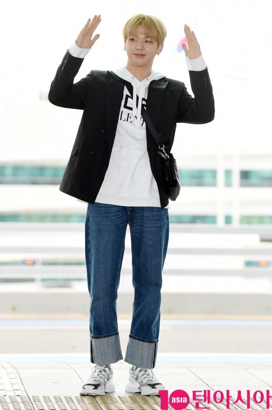 가수 강다니엘이 12일 오전 팬미팅 참석차 인천국제공항을 통해 대만으로 출국하고 있다.
