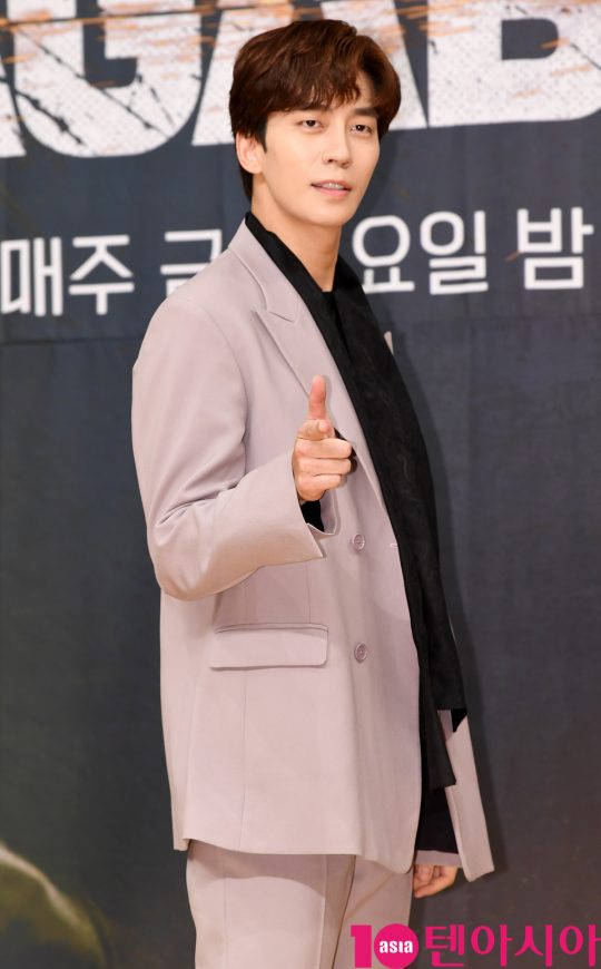 배우 신성록이 16일 오후 서울 양천구 목동 SBS 사옥에서 열린 SBS 금토드라마 ‘배가본드’ 제작발표회에 참석하고 있다.