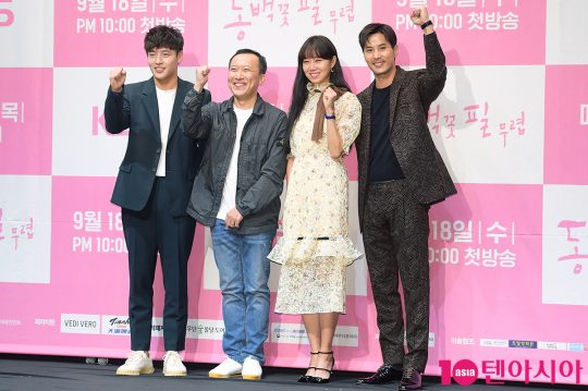 배우 강하늘(왼쪽부터), 차영훈 감독, 배우 공효진, 김지석