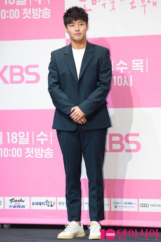 배우 강하늘이 17일 오후 서울 신도림동 라마다호텔에서 열린 KBS2 새 수목드라마 ‘동백꽃 필 무렵’ 제작발표회에 참석했다. / 서예진 기자 yejin@