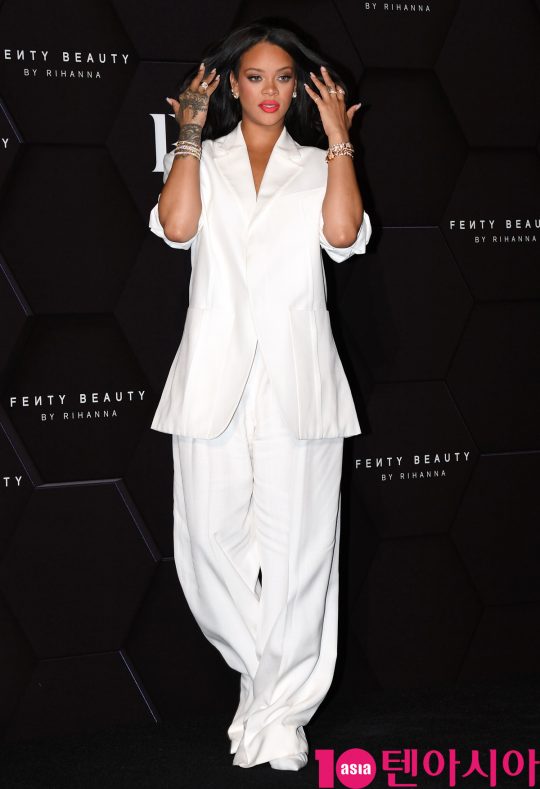 세계적 팝스타 겸 배우 리한나(Rihanna)가 17일 오후 서울 올림픽대로 롯데월드타워에서 열린 메이크업 브랜드 펜티 뷰티(Fenty Beauty) 뷰티클라스에 참석하고 있다.
