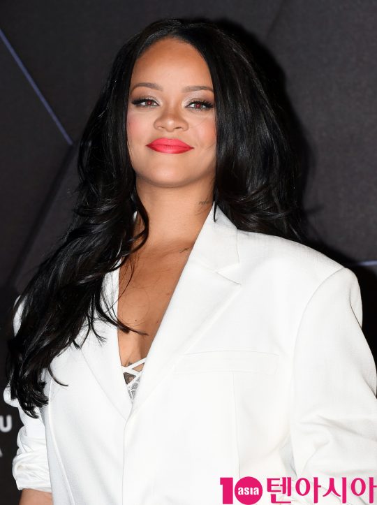 세계적 팝스타 겸 배우 리한나(Rihanna)가 17일 오후 서울 올림픽대로 롯데월드타워에서 열린 메이크업 브랜드 펜티 뷰티(Fenty Beauty) 뷰티클라스에 참석하고 있다.