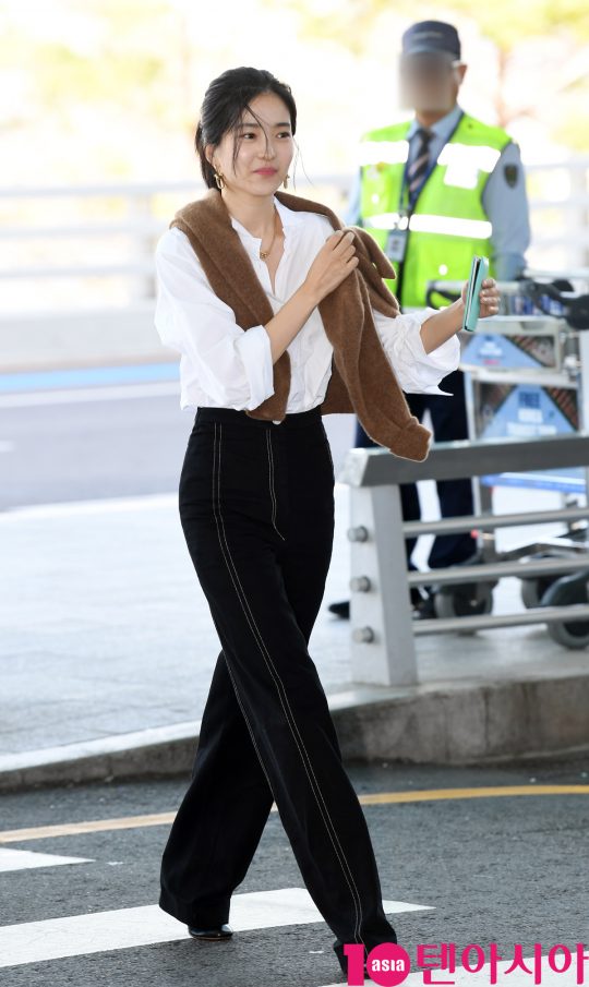 배우 김태리가 18일 오전 브랜드 전시회 참석차 인천국제공항을 통해 중국으로 출국하고 있다.
