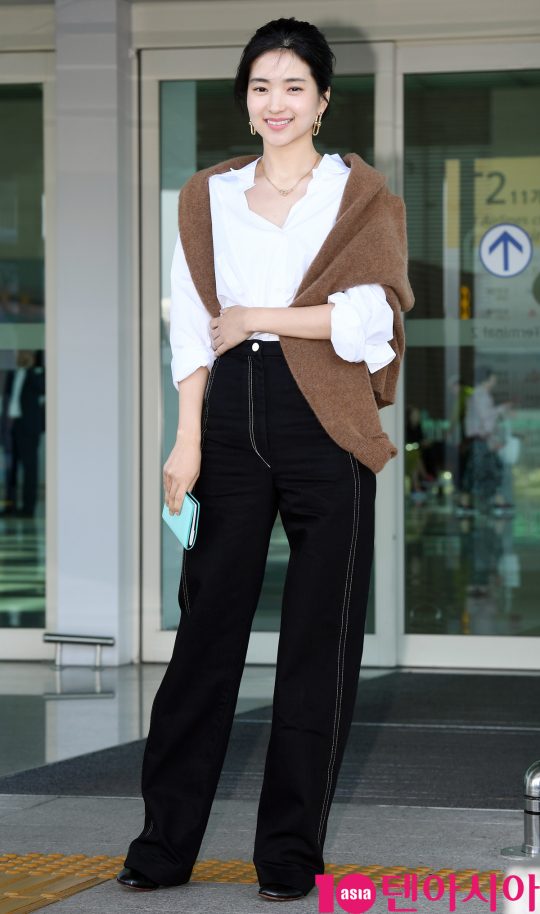 배우 김태리가 18일 오전 브랜드 전시회 참석차 인천국제공항을 통해 중국으로 출국하고 있다.