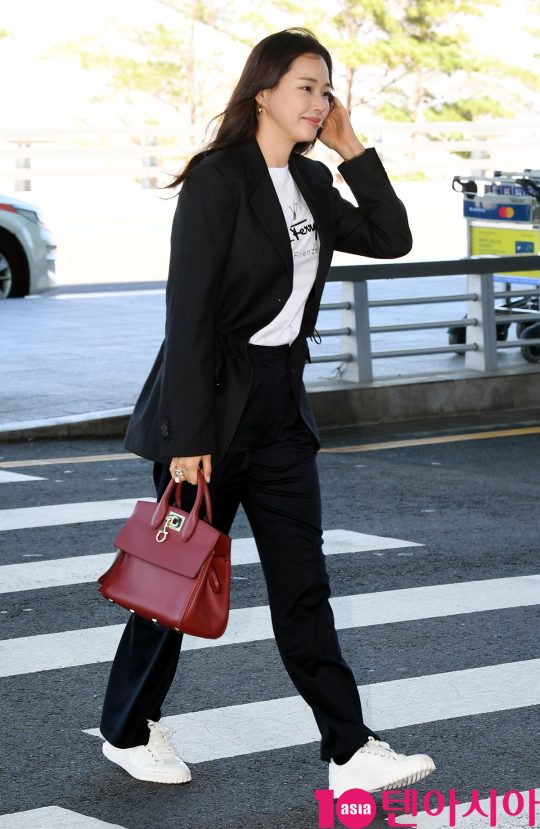 배우이하늬가 18일 오후 패션쇼 참석차 인천국제공항을 통해 밀라노로 출국하고 있다.