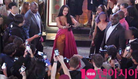 세계적 팝스타 겸 배우 리한나(Rihanna)가 19일 오전 서울 용산구 이태원동 한 클럽에서 파티를 마치고 길거리로 나섰다.