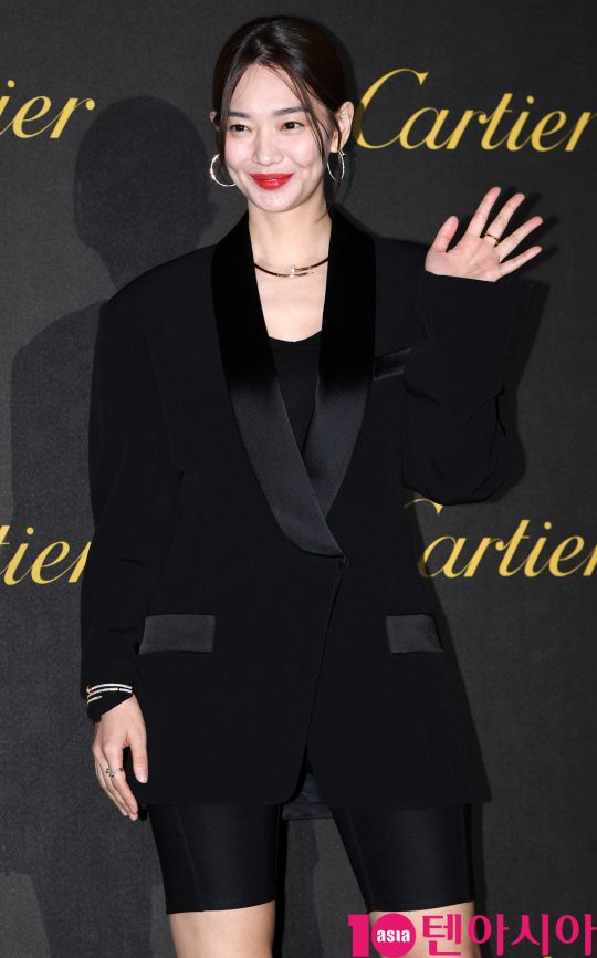 배우 신민아가 19일 오후 서울 성동구 에스팩토리에서 열린 까르띠에 ‘저스트 앵 끌루’ 파티에 참석하고 있다.