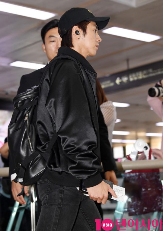 동방신기(TVXQ) 멤버 유노윤호가 24일 오전 일본 해외일정을 마치고 김포국제공항을 통해 입국하고 있다.