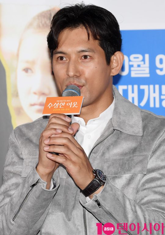 배우 오지호가 25일 오후 서울 자양동 롯데시네마 건대입구점에서 열린 영화 ‘수상한 이웃’ 언론시사회에 참석하고 있다.