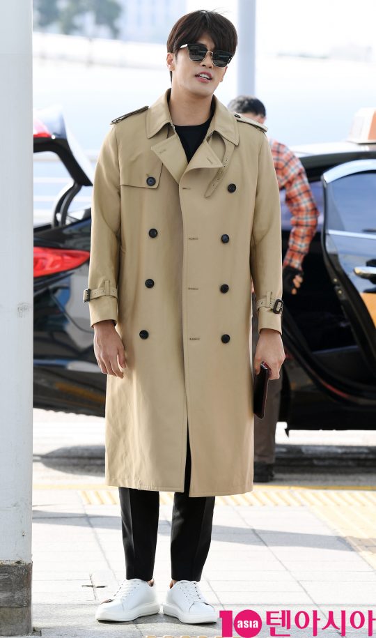 배우 성훈이 26일 오전 행사 참석차 인천국제공항을 통해 싱가포르로 출국하고 있다.