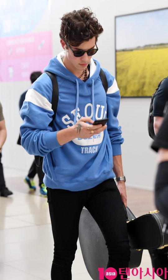 캐나다 출신 싱어송라이터 숀 멘데스(Shawn Mendes)가 26일 한국에서 첫 아시아투어를 마치고 인천국제공항을 통해 중국으로 출국하고 있다.